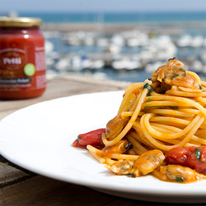 Spaghettoni con vongole veraci e datterini bio: la ricetta | Pomodoro Petti