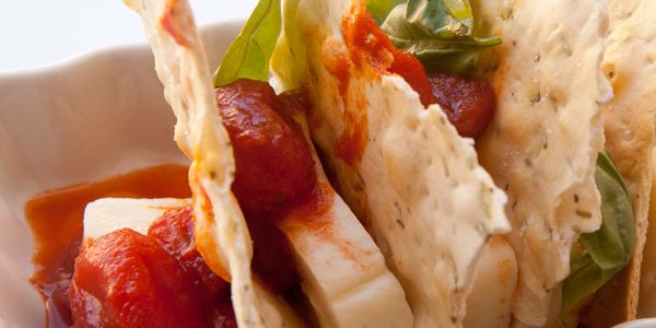 Caprese di pane, mozzarella e basilico: la ricetta | Pomodoro Petti