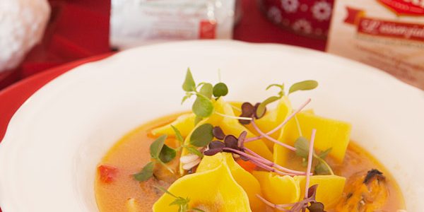 Ravioli ripieni al pomodoro con sughetto di mare: la ricetta | Pomodoro Petti