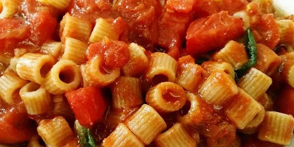 Tubetti integrali al pomodoro e basilico: la ricetta | Pomodoro Petti