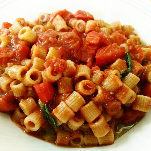 Tubetti integrali al pomodoro e basilico: la ricetta | Pomodoro Petti