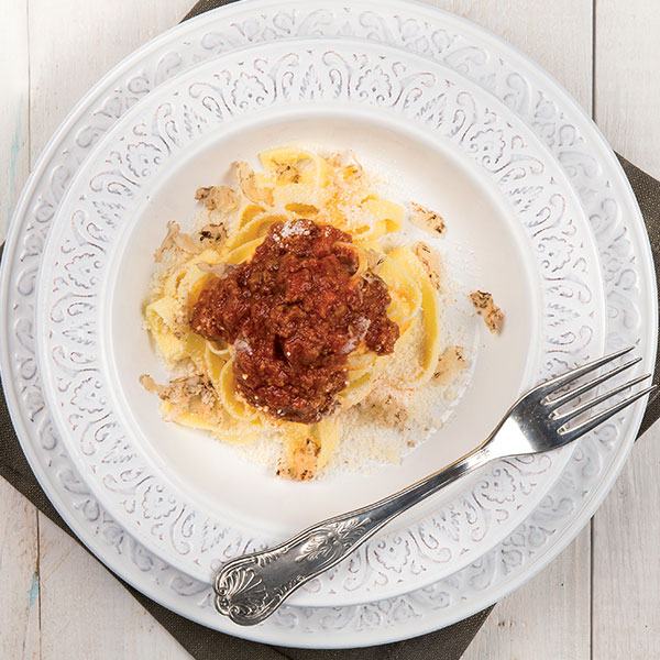 Tagliatelle con ragù di fassona al tartufo: la ricetta | Pomodoro Petti