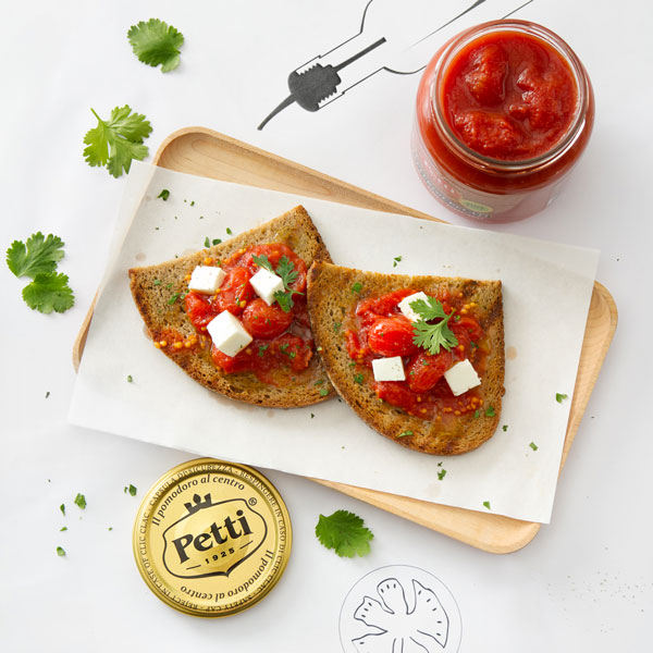 Bruschette con datterini, feta e prezzemolo: la ricetta | Pomodoro Petti