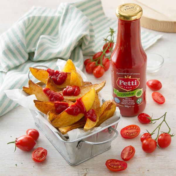 Pommes frites rustiques avec ketchup biologique petti