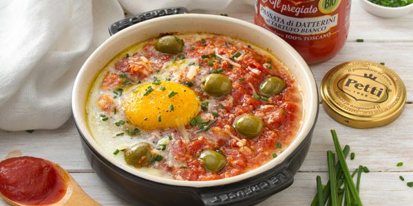 Cocotte con pomodoro, uova, olive, erba cipollina | Pomodoro Petti