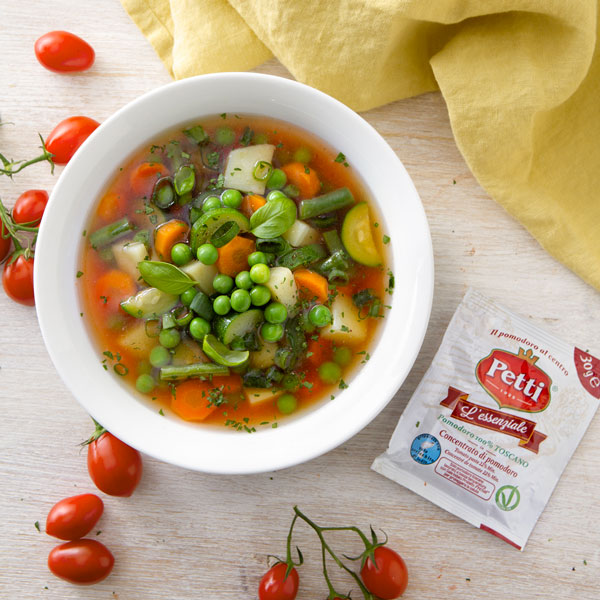 Soupe de légumes d'été avec 