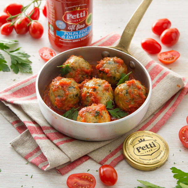 Boulettes de légumes avec sauce de tomate au persil