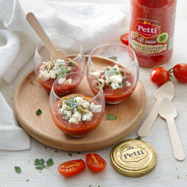 Soupe de tomate froide en verres avec 